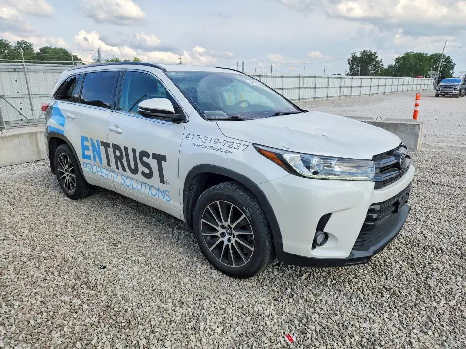 2017 TOYOTA HIGHLANDER SE  
