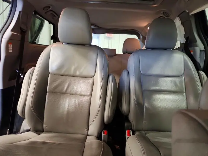 2017 TOYOTA SIENNA LIMITED PREMIUM 7-PASSENGER  