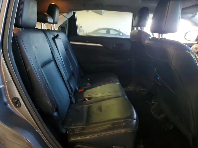 2017 TOYOTA HIGHLANDER SE  