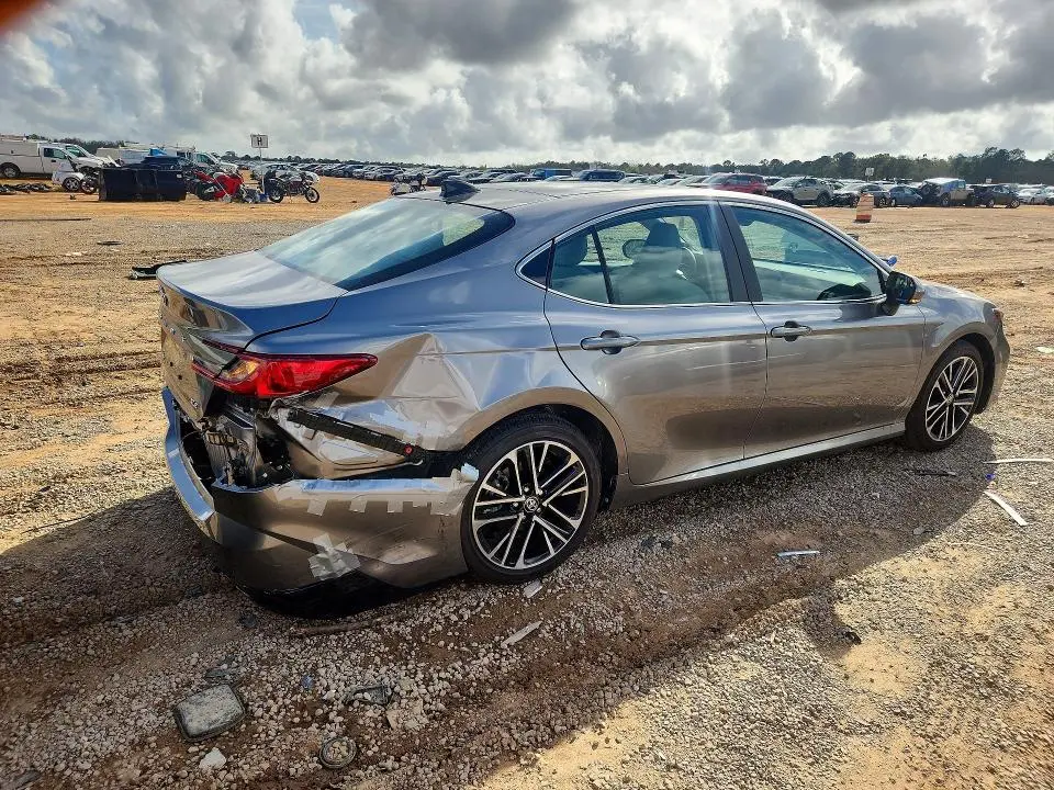 2025 TOYOTA CAMRY XLE  
