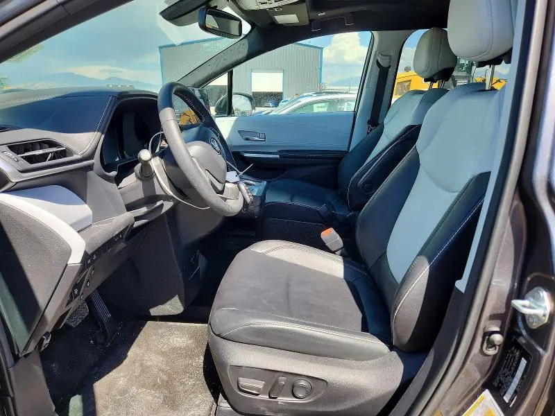 2025 TOYOTA SIENNA XSE  