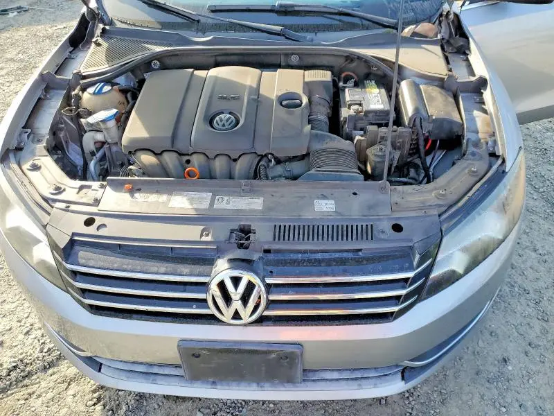 2013 VOLKSWAGEN PASSAT SE  