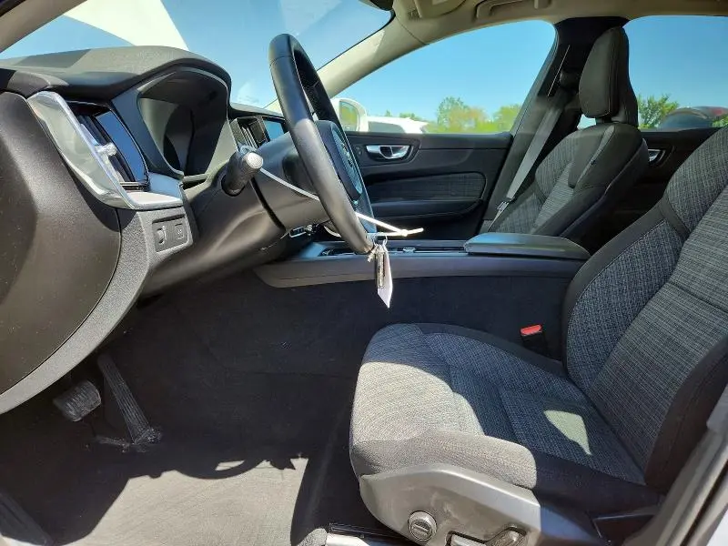 2022 VOLVO XC60 B5 MOMENTUM  