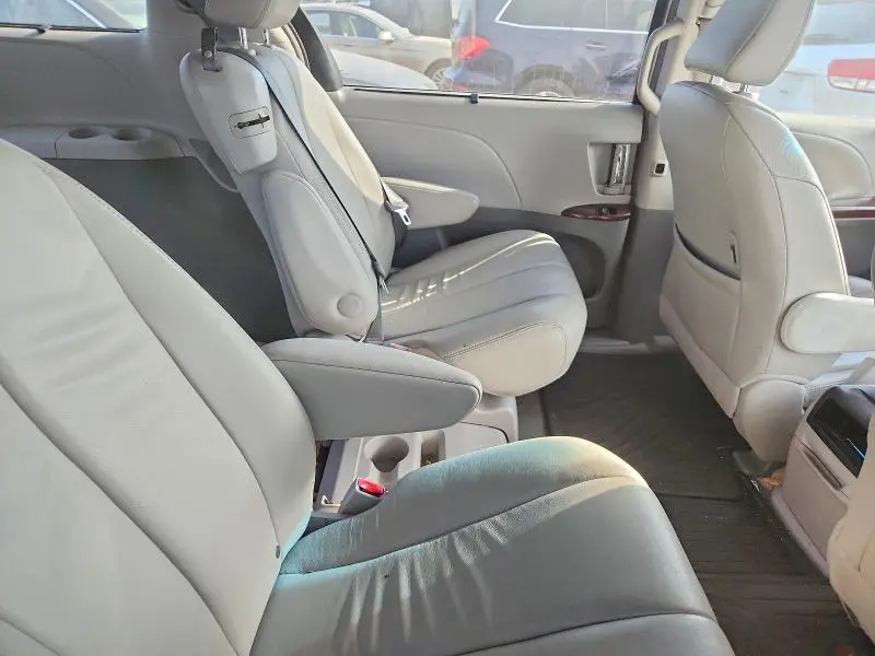 2014 TOYOTA SIENNA XLE 8-PASSENGER  