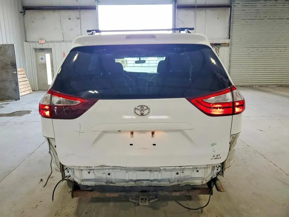 2017 TOYOTA SIENNA LE  