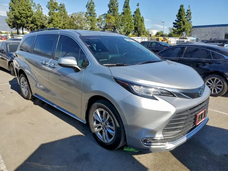 2022 TOYOTA SIENNA XLE  