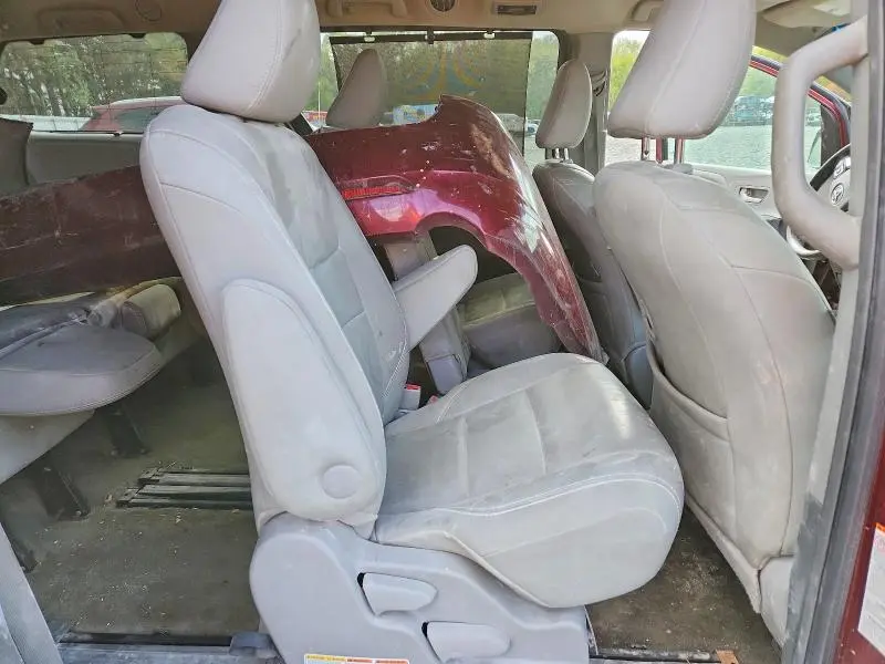 2015 TOYOTA SIENNA XLE 8-PASSENGER  