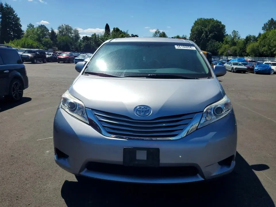 2017 TOYOTA SIENNA LE  