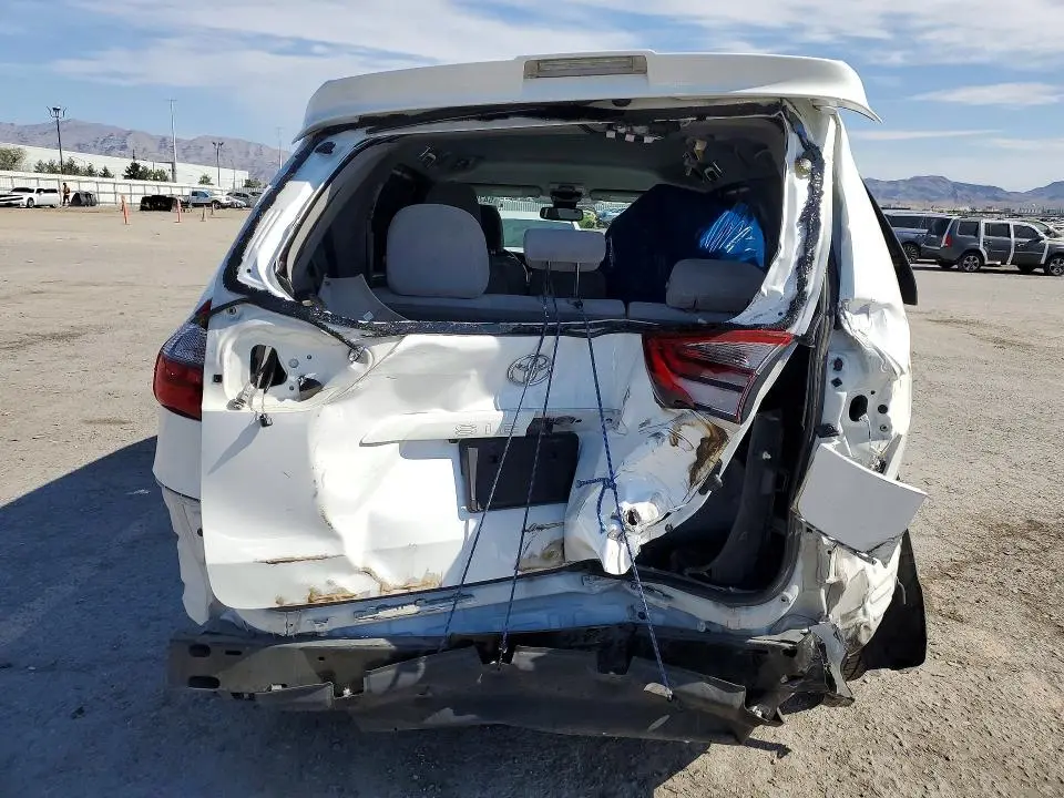 2020 TOYOTA SIENNA LE  