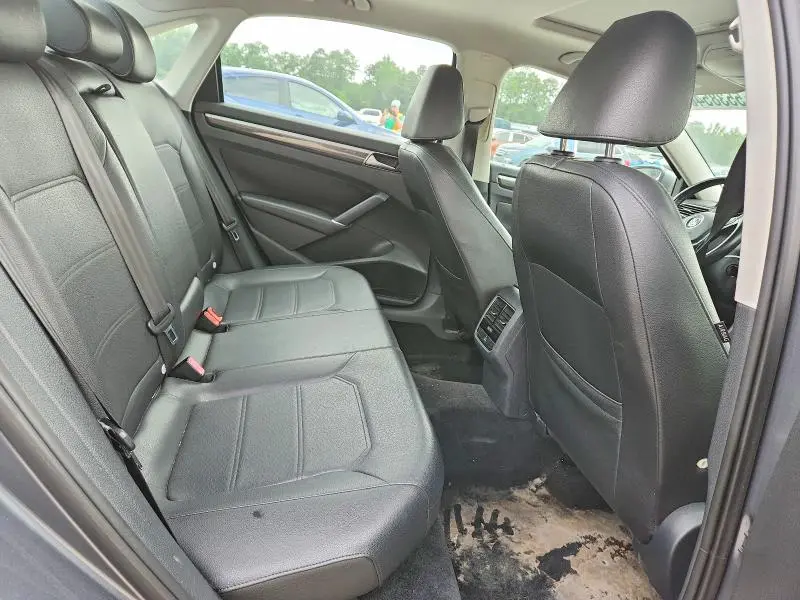 2016 VOLKSWAGEN PASSAT SE  