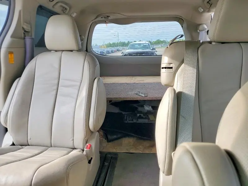 2014 TOYOTA SIENNA XLE 8-PASSENGER  