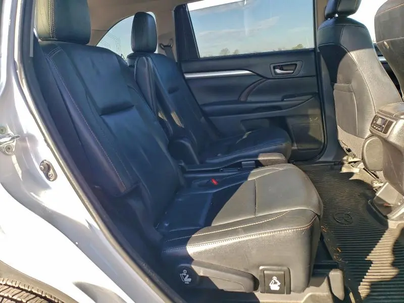 2018 TOYOTA HIGHLANDER SE  