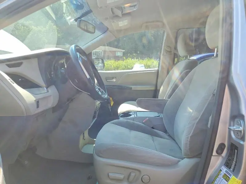 2017 TOYOTA SIENNA LE  