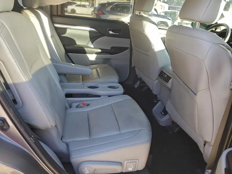 2019 TOYOTA HIGHLANDER SE  