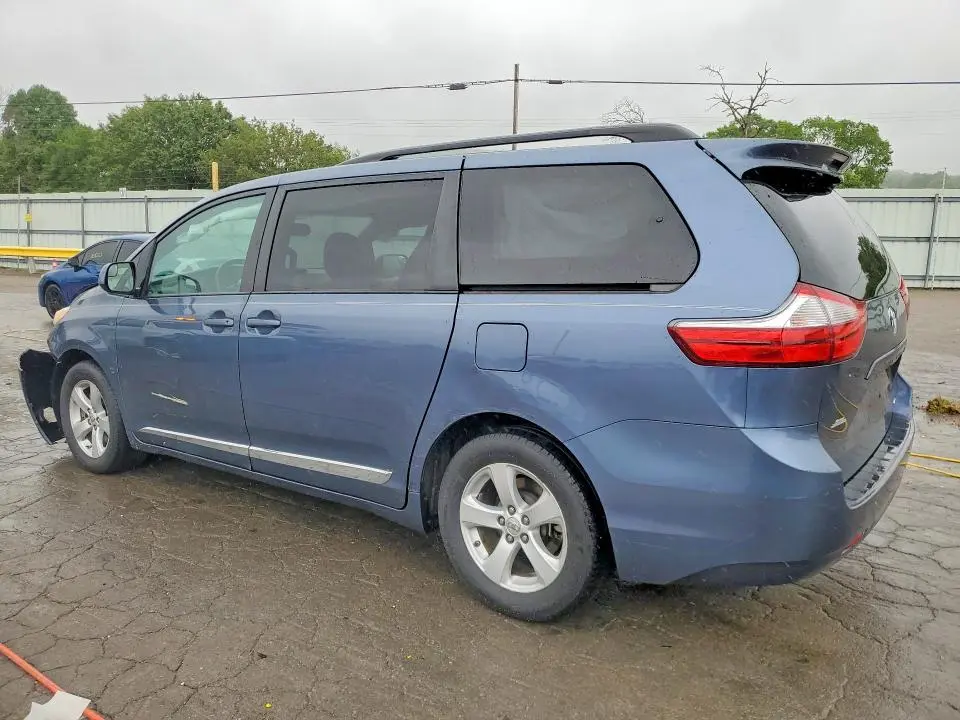 2017 TOYOTA SIENNA LE  