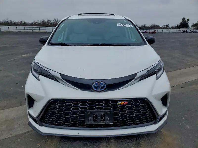 2021 TOYOTA SIENNA XSE  