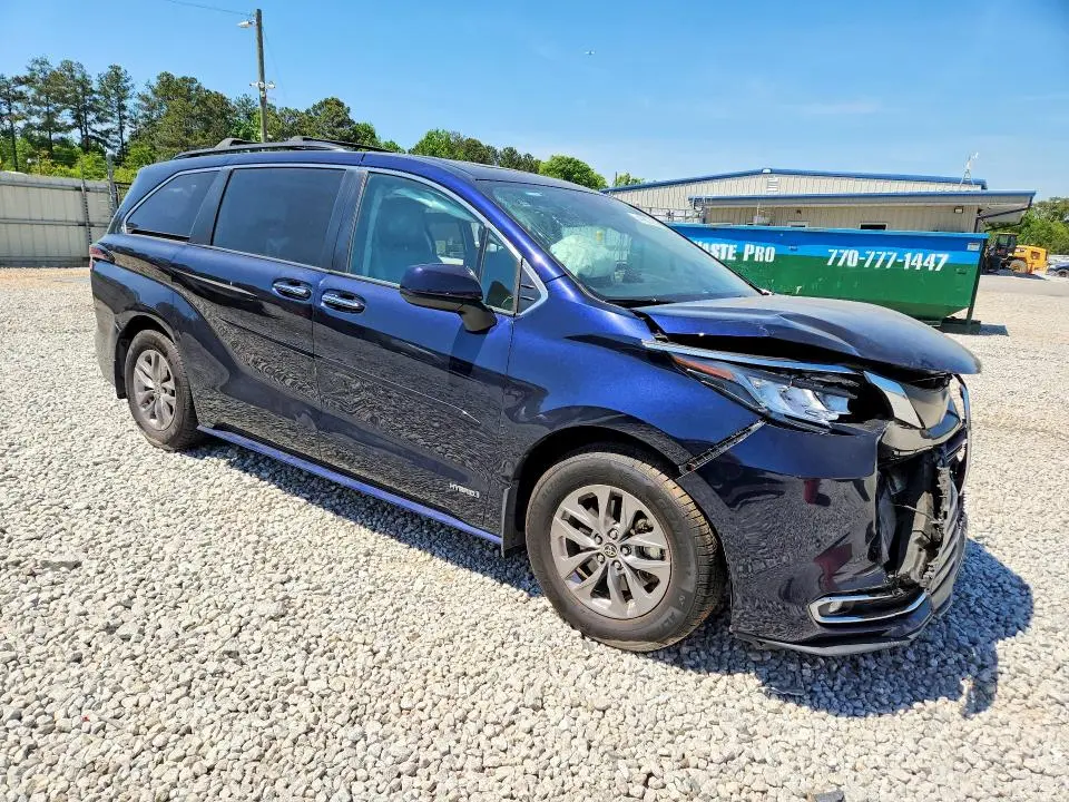 2021 TOYOTA SIENNA XLE  