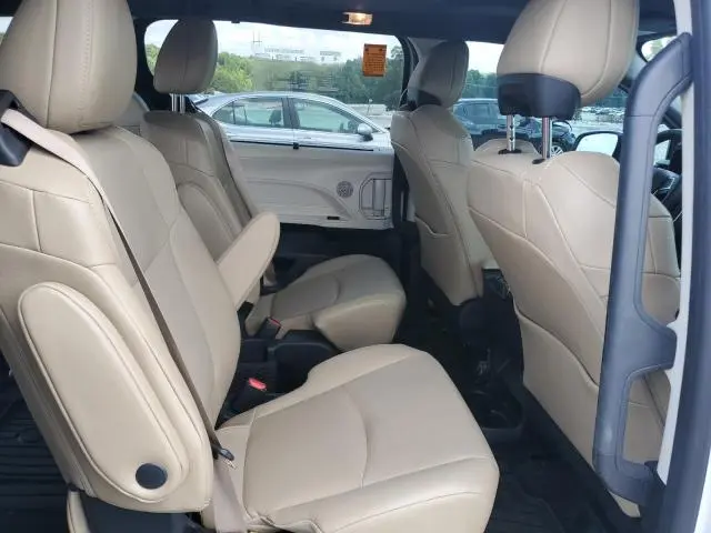2024 TOYOTA SIENNA XLE  