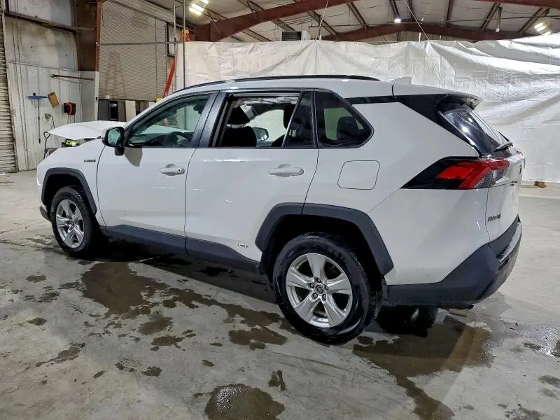 2021 TOYOTA RAV4 XLE  