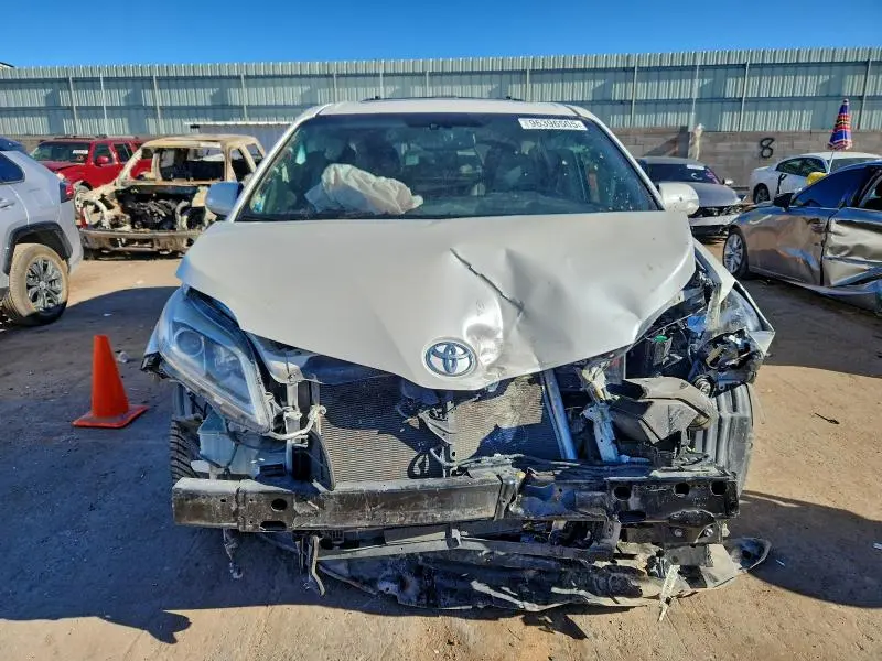 2017 TOYOTA SIENNA XLE  