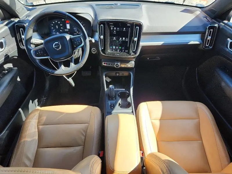 2019 VOLVO XC40 T5 MOMENTUM  