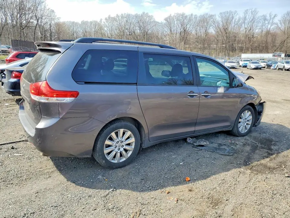 2014 TOYOTA SIENNA XLE 7-PASSENGER  