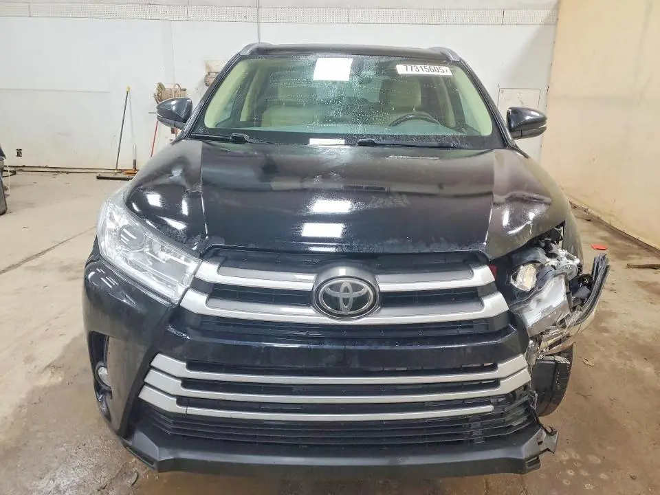 2017 TOYOTA HIGHLANDER SE  