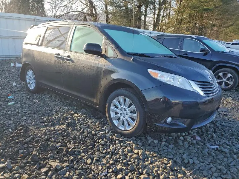 2013 TOYOTA SIENNA XLE  