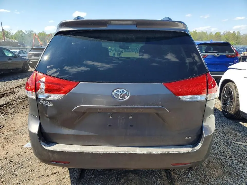 2013 TOYOTA SIENNA LE  