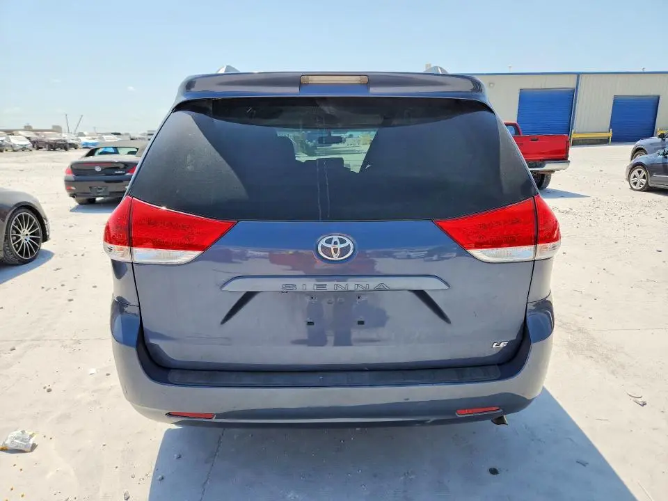 2013 TOYOTA SIENNA LE  