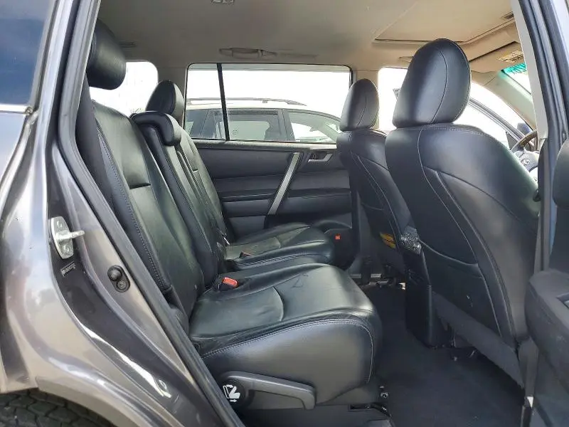 2012 TOYOTA HIGHLANDER SE  