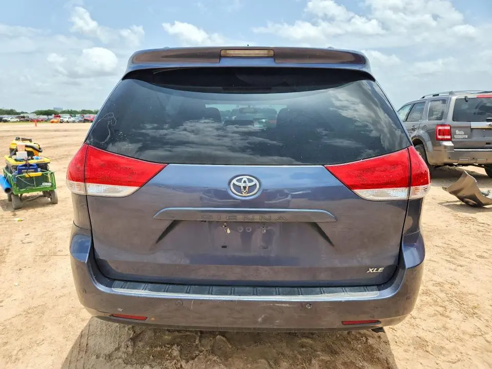 2014 TOYOTA SIENNA XLE 8-PASSENGER  