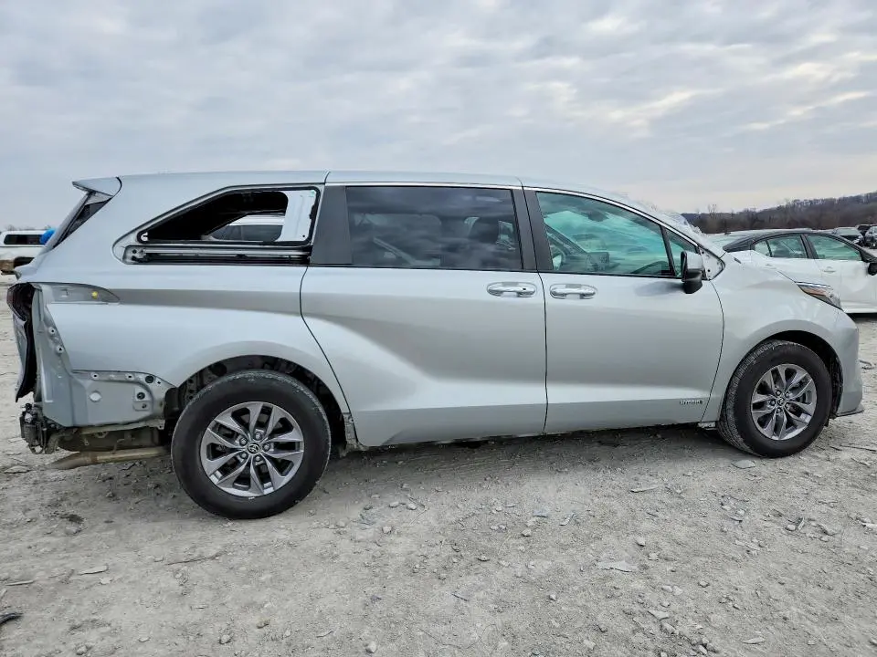 2021 TOYOTA SIENNA   