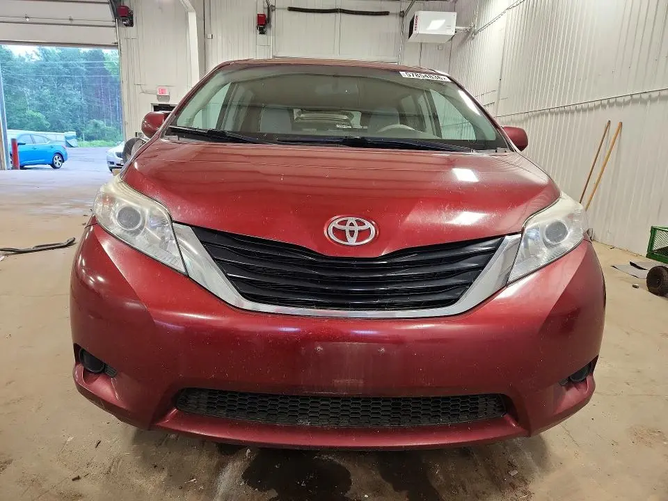 2013 TOYOTA SIENNA LE  