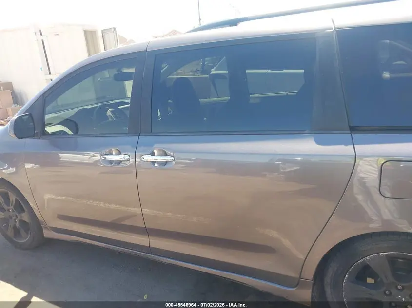 2014 TOYOTA SIENNA SE 8 PASSENGER