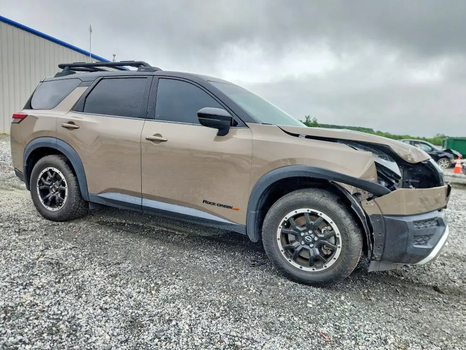 2023 NISSAN PATHFINDER SV  