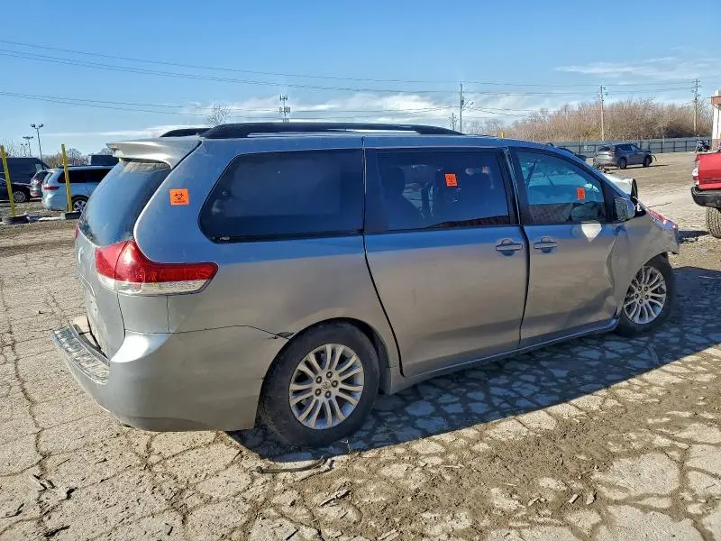 2013 TOYOTA SIENNA XLE  