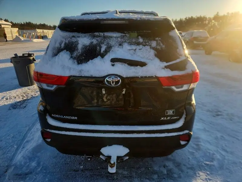 2018 TOYOTA HIGHLANDER SE  