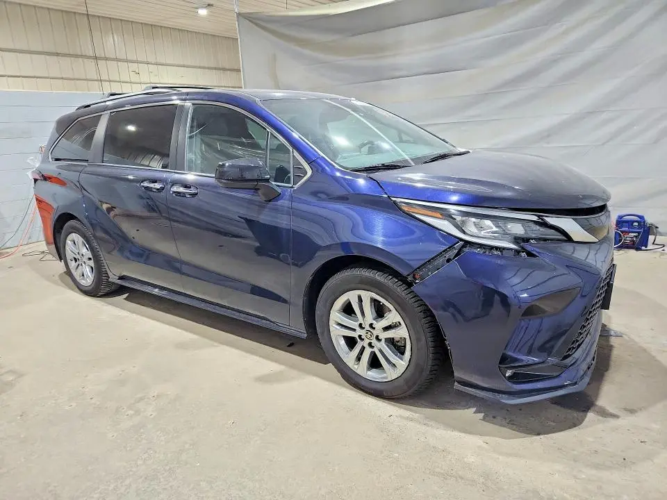 2022 TOYOTA SIENNA XSE  