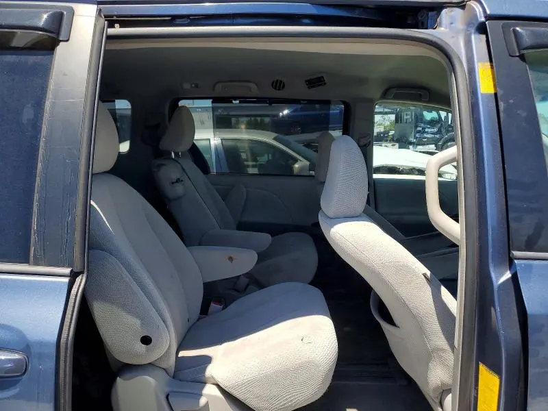 2014 TOYOTA SIENNA LE  