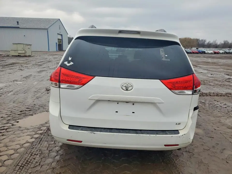 2012 TOYOTA SIENNA LE  