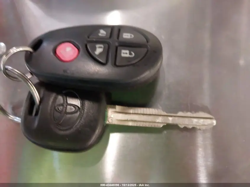 2014 TOYOTA SIENNA LE V6 8 PASSENGER