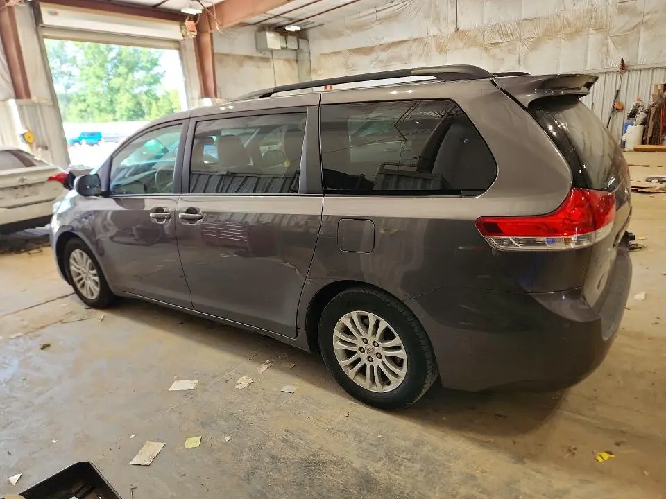 2013 TOYOTA SIENNA XLE 8-PASSENGER  