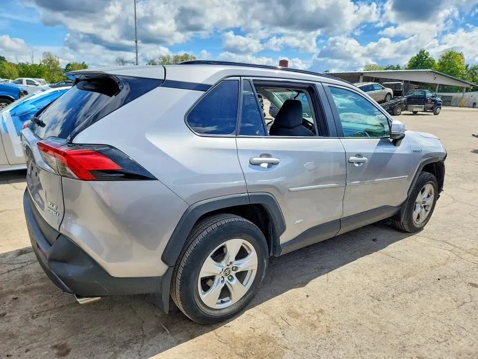 2021 TOYOTA RAV4 XLE  