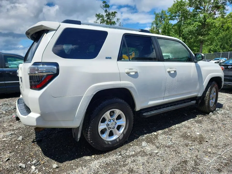 2022 TOYOTA 4RUNNER SR5  
