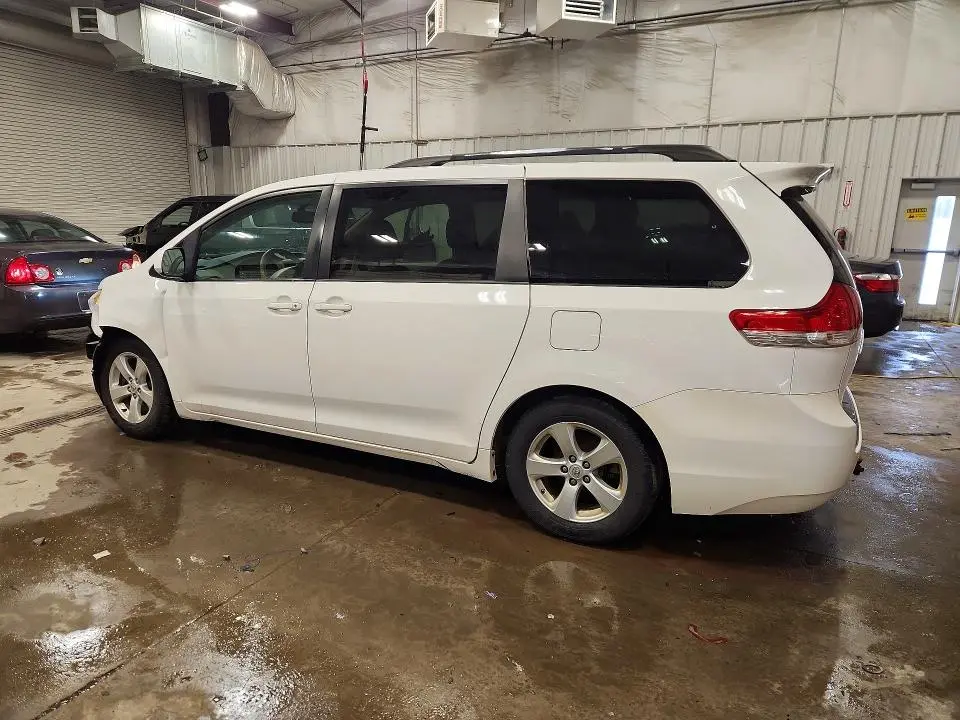 2014 TOYOTA SIENNA LE 8-PASSENGER  