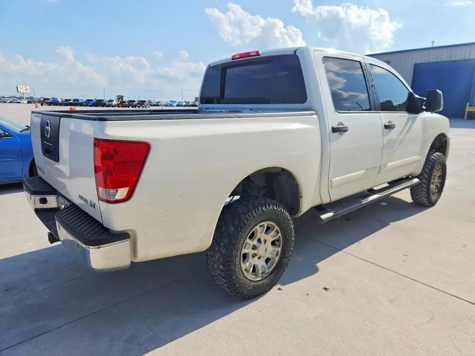 2011 NISSAN TITAN SV  