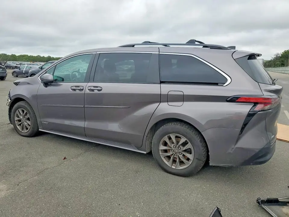 2021 TOYOTA SIENNA LE  