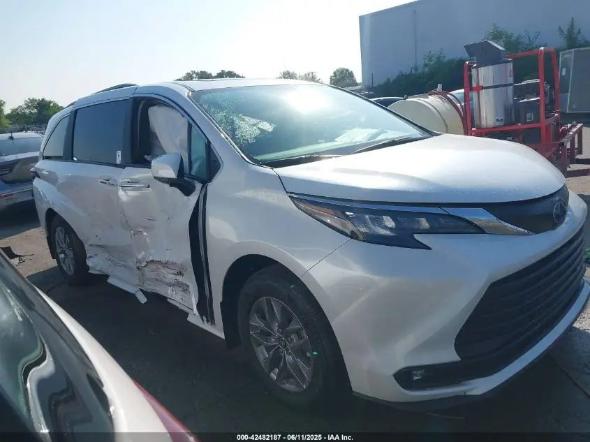 2025 TOYOTA SIENNA XLE