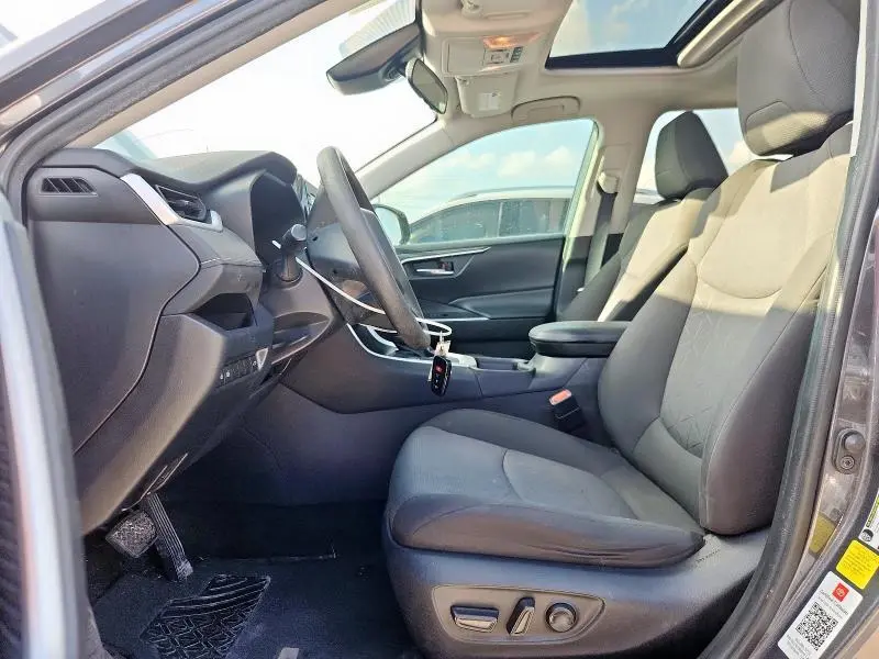2021 TOYOTA RAV4 XLE  
